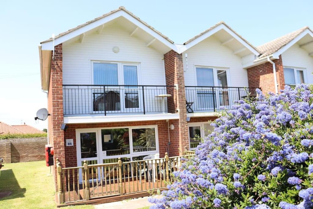 Corton Retreats At Waterside Park Villa Екстериор снимка