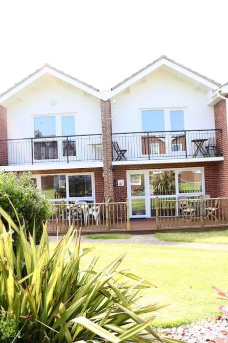 Corton Retreats At Waterside Park Villa Екстериор снимка